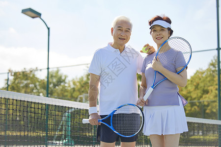 中老年夫妇网球运动图片