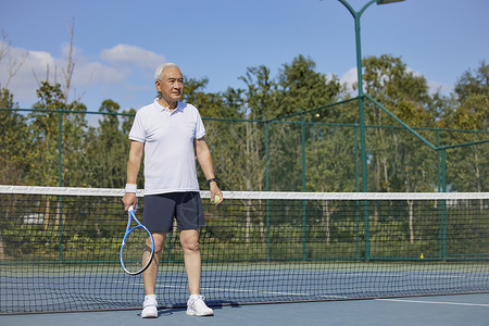 打网球的老年男性背景图片