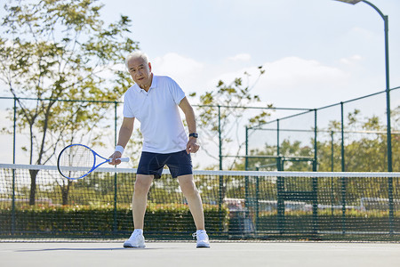 老年男性打网球锻炼图片