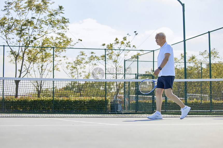 网球场上的老年男性图片