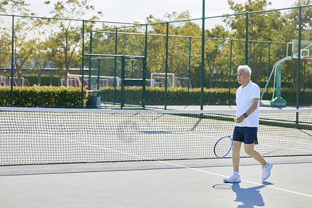 老年男性网球运动形象背景图片