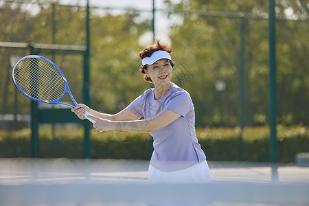 中老年女性网球运动图片