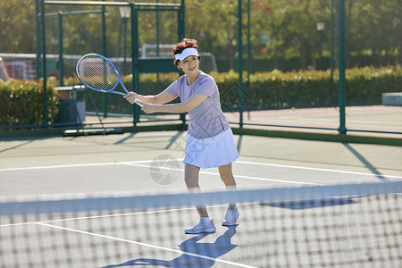中老年女性打网球形象图片