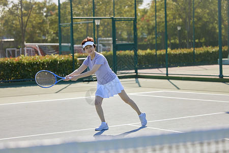 中老年女性打网球运动图片