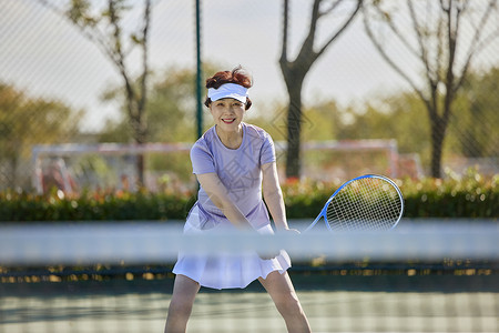 中老年女性户外网球运动图片