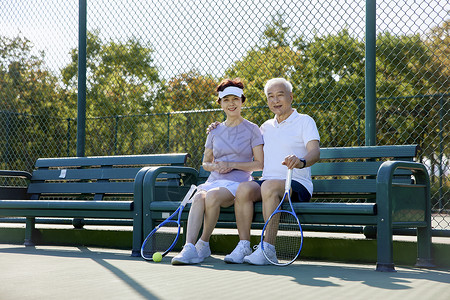 中老年夫妇网球运动休息形象图片