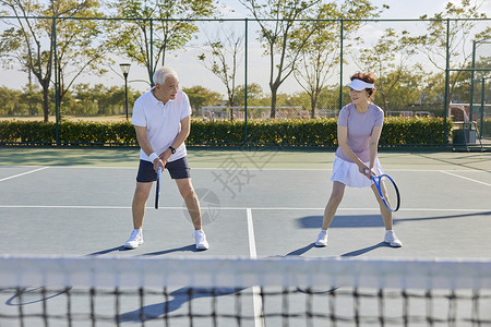 打网球的中老年夫妇图片