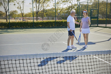 老年人在网球场交流沟通图片