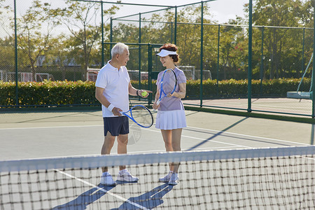 老年人户外网球场交流沟通图片