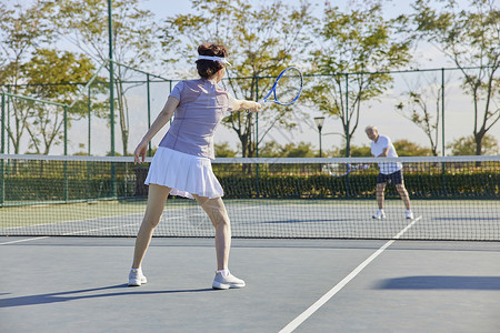 中老年夫妇打网球接发球图片