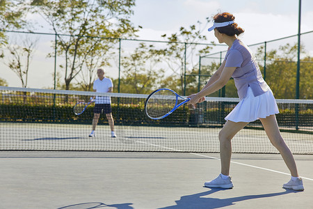中老年男女网球对打背景图片