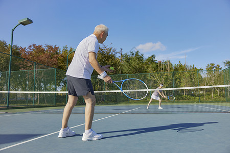 中老年夫妇网球对打背景图片