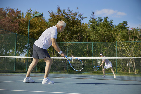 老年夫妻户外网球运动图片