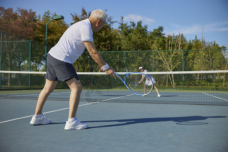 老年夫妇网球运动图片