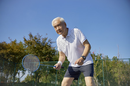 老年男性户外打羽毛球图片