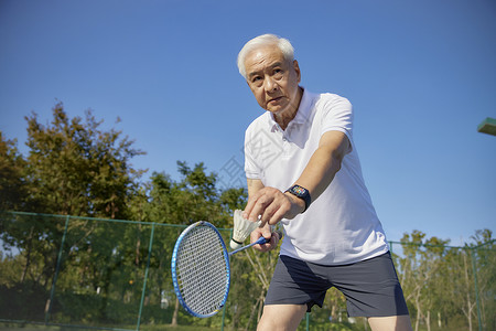老年男性羽毛球运动图片