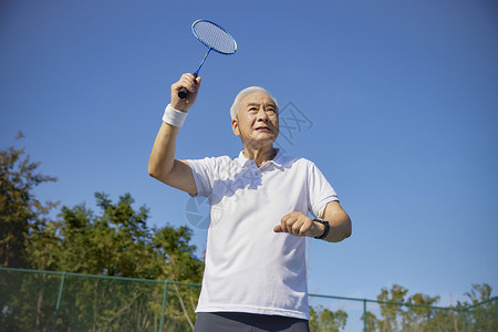 老年男性羽毛球运动背景图片