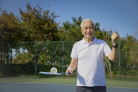 老年男性羽毛球运动形象背景图片