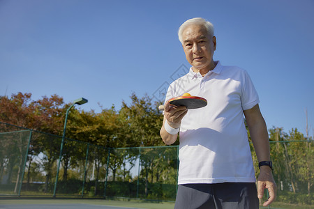 老年男性打乒乓球图片