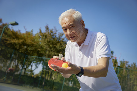 老年男性打乒乓球形象高清图片