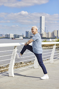 老年男性户外运动拉伸高清图片