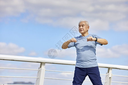 户外运动拉伸的老年男性图片