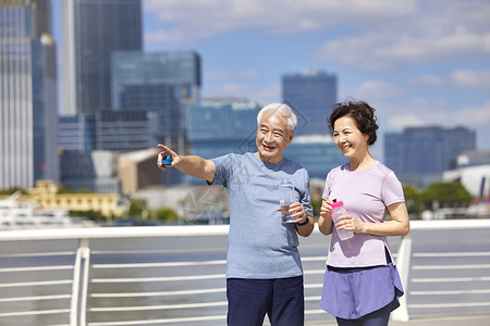 户外运动休息喝水的老年夫妇图片