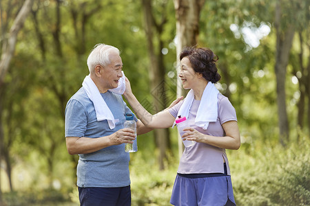 老年夫妇户外运动休息喝水图片