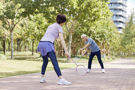 老年夫妇在公园打羽毛球图片