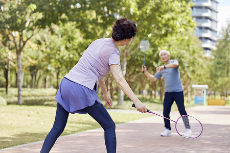 老年夫妇户外公园打羽毛球图片