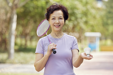 老年女性户外羽毛球运动高清图片
