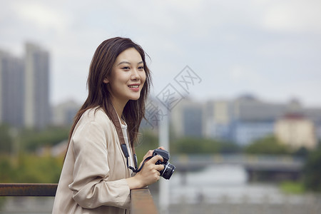 天台上开心的美女图片