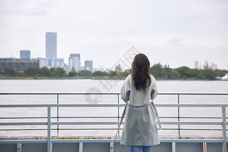 悲伤逆流成河游轮上情绪感女性背影背景