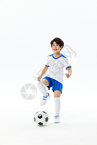 踢足球的活泼小男孩图片