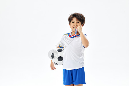 踢足球的小男孩获奖背景图片
