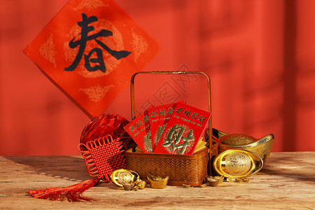 春节压岁钱海报桌面上摆放的新年红包与金元宝背景