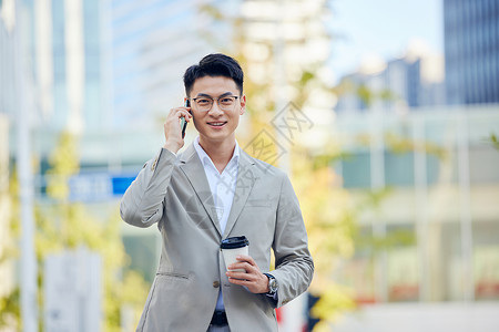 男户外都市男白领户外打电话背景