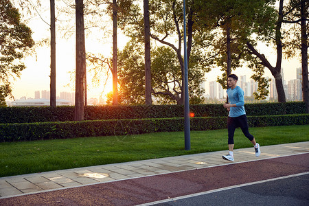 夕阳下男青年户外运动跑步图片