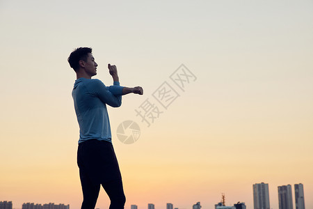 男青年夜晚运动拉伸图片