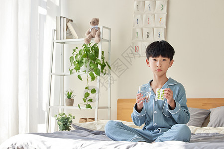 居家生病吃药的小男孩图片