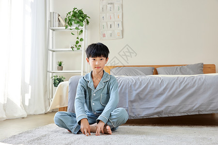 节假日在家休息的小男孩背景图片