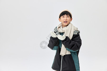 冬日穿羽绒服的小男孩背景图片