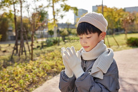 冬日室外保暖的男孩图片