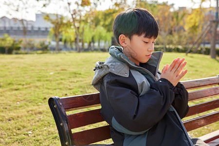 冬天室外穿羽绒服的小男孩背景图片