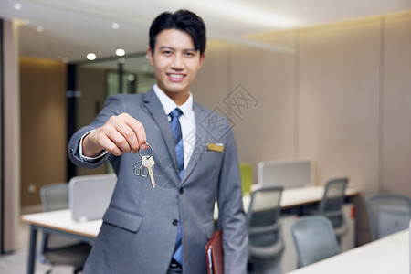 房产经济销售中介交付钥匙形象高清图片