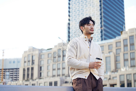 男士冬季棉衣都市街头的成熟英伦风男性背景