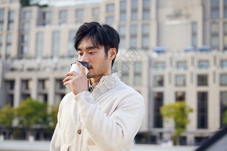 桃花散步喝饮料户外散步的成熟男性喝咖啡背景