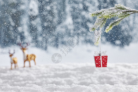 雪地背景圣诞礼物装饰背景图片