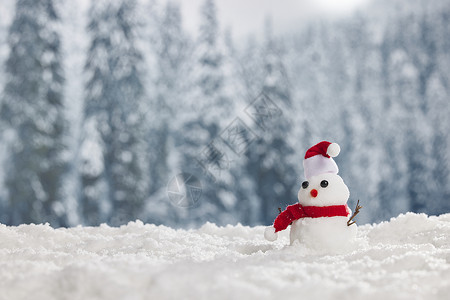 雪地上的圣诞雪人背景图片