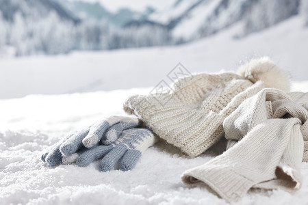 保暖被雪地上的手套背景